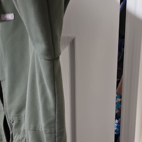 Figs Olive Scrub Jacket - Picture 4 of 11